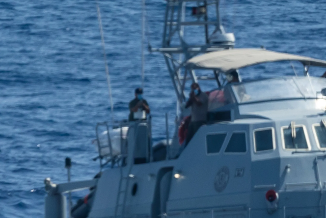 Auf dem unscharfen Foto ist zu sehen, wie eine zur libyschen Küstenwache gehörende Miliz Schüsse auf die »Ocean Viking« abgibt.
