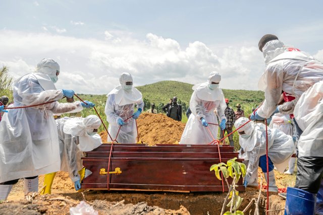 Beerdigung eines Ebola-Opfers auf dem Friedhof von Rwampara im Nordosten Kongos