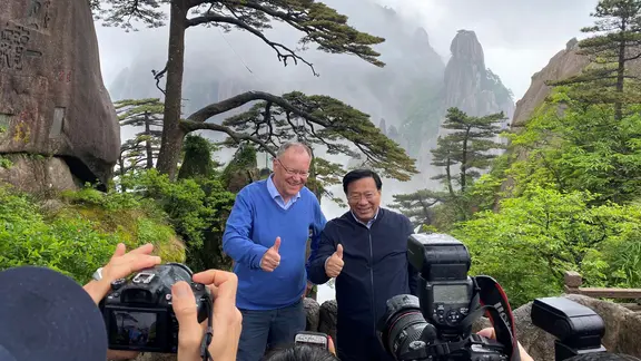 Ministerpräsident Stephan Weil (SPD) und der chinesische Parteisekretär Han Jun posieren für ein Foto im Huangshan-Gebirge. | NDR, Torben Hildebrandt Ministerpräsident Stephan Weil (SPD) und der chinesische Parteisekretär Han Jun posieren für ein Foto im Huangshan-Gebirge.