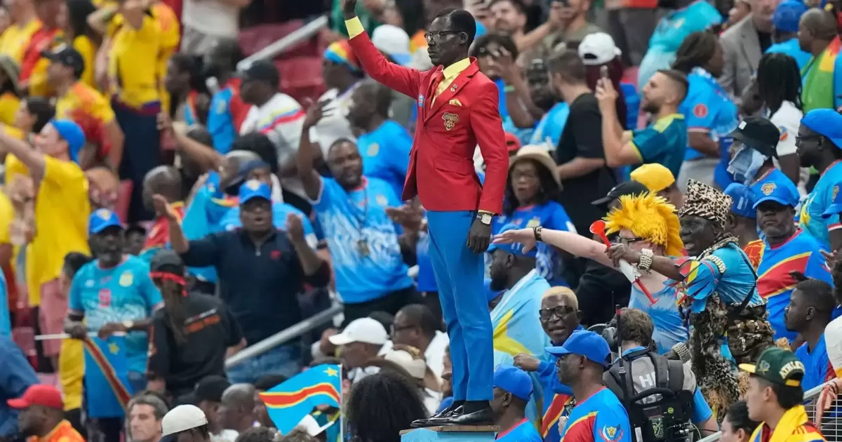 Lebende Statue bei WM: Kongo-Fan zieht Blicke auf sich - Fußball