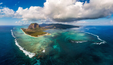Mauritius: Spektakuläre Luftaufnahme der Halbinsel Le Morne mit Korallenriffen und türkisfarbenen Lagunen auf Mauritius.