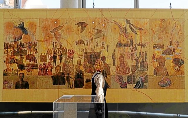 Kunst trifft auf Grundgesetz: Tuli Mekondjos vor ihrem »Echos der Matriarchinnen«