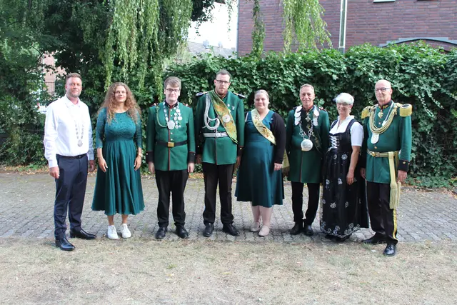 Die Würdenträger des Bachener Schützenfestes: (v.l.) Bürgerkönig Lukas Büdding und seine Verlobte Sandra Nothhelfer, Prinz Aaron Schubert, Königspaar Rainer Hilgers und Leonie Schönchens, Bezirkskönigspaar Thomas und Ruth Tillmann sowie der Präsident der St. Mauritius Schützenbruderschaft Bachem Manfred Harnischmacher. | Foto: St. Mauritius Schützenbruderschaft Bachem