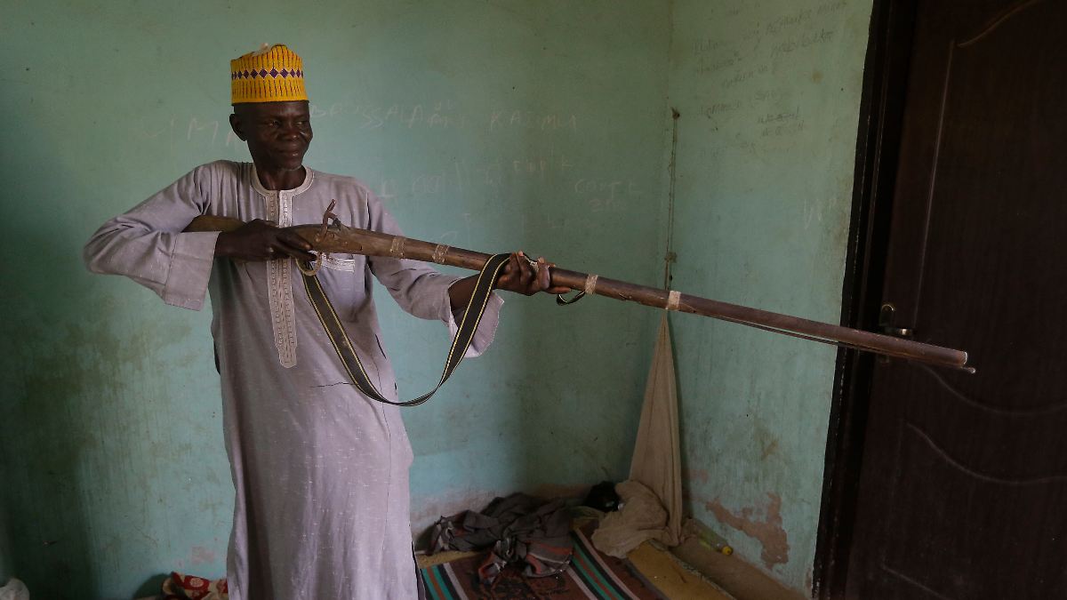 "Zogen von Haus zu Haus": Nigeria: Kriminelle stürmen Militärbasis und entführen 52 Menschen aus Dorf