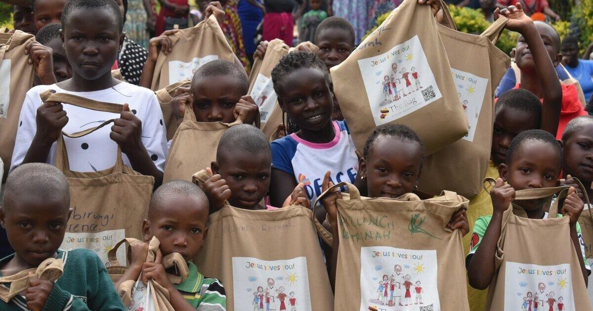 352 Taschen voller Hilfe an Familien in Uganda verteilt