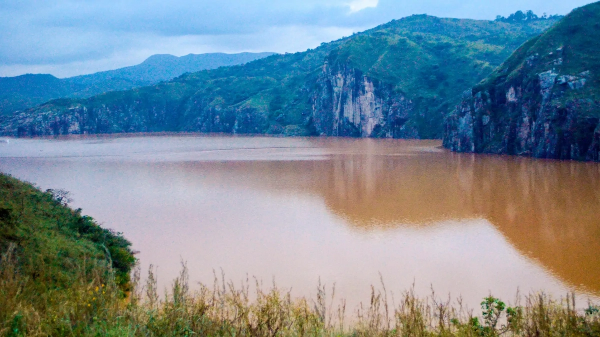 Lake Nyos in Kamerun mit umliegender Berglandschaft