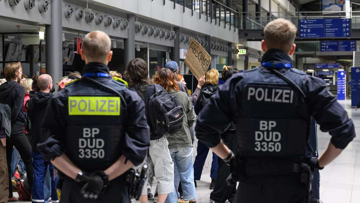 Fast 1.000 Abschiebungen nach Nordafrika – Polizei muss meistens körperliche Gewalt anwenden