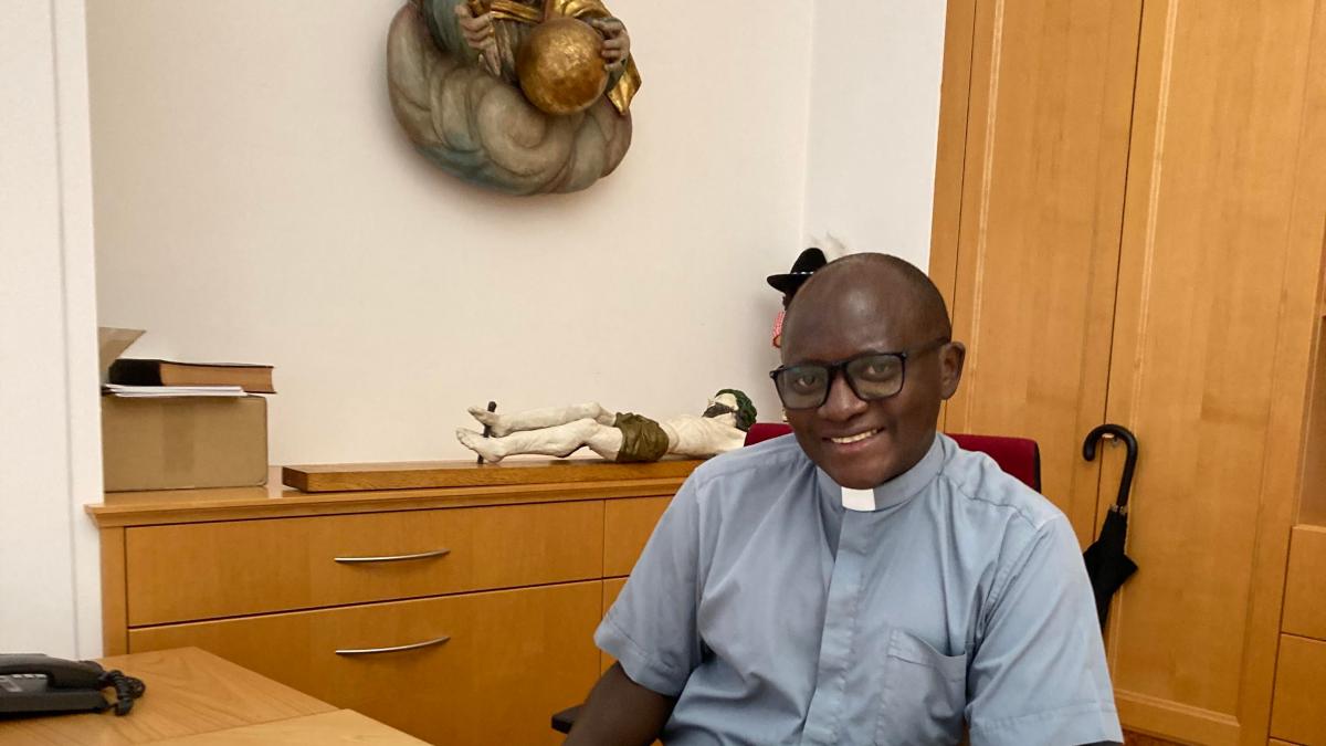 Lauingen: Wenn andere Pfarrer im Urlaub sind, kommt er aus Uganda nach Lauingen und hilft aus