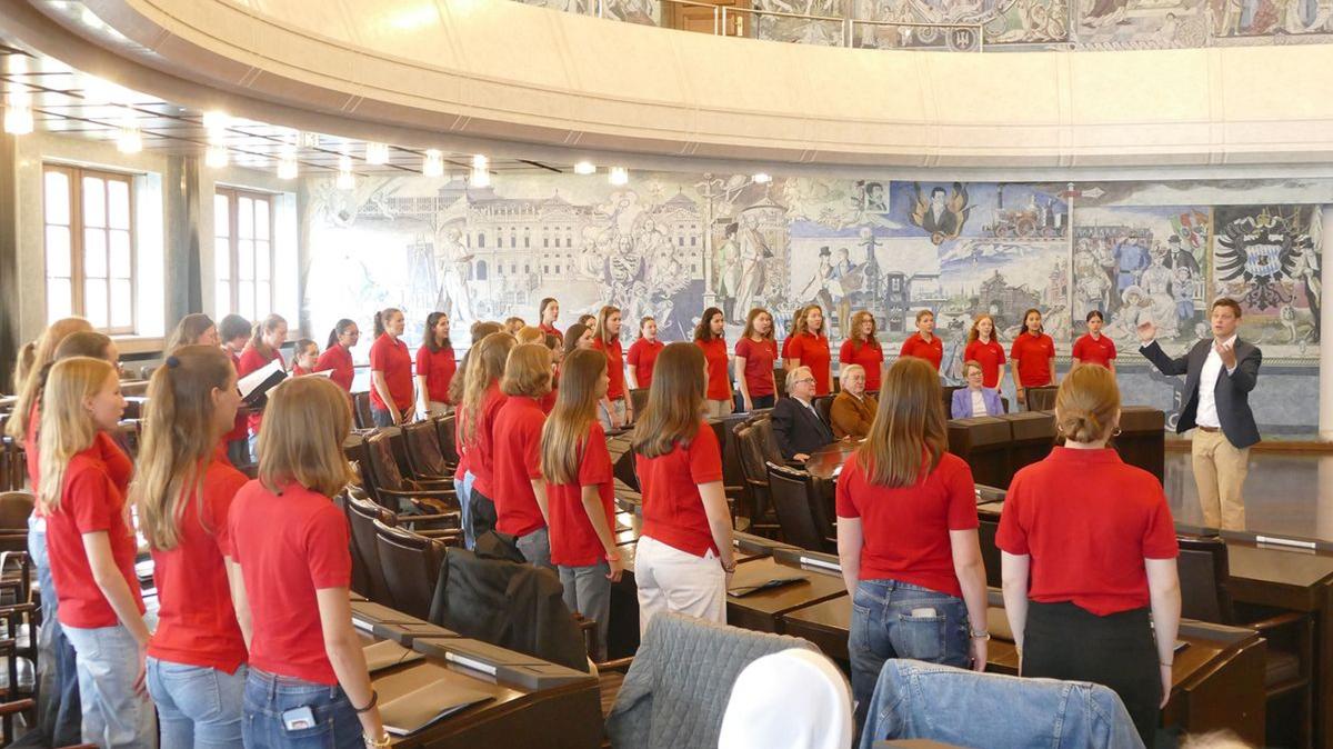 Würzburg: Mädchenkantorei reist als Kulturbotschafter nach Tansania