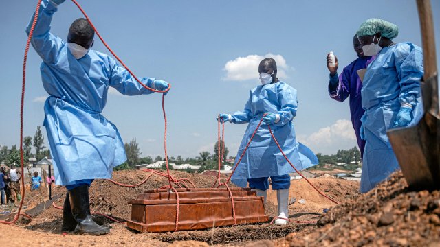 Auch bei der Beerdigung von Ebola-Opfern braucht es Schutzmaßnahmen.
