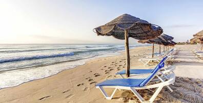 Der feinsandige Strand von Hammamet liegt direkt vor dem Resort und fällt flach ins Mittelmeer ab.