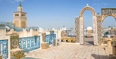 Weiße Häuser, Minarette und das tiefblaue Meer prägen das Panorama der Küstenstadt Hammamet.