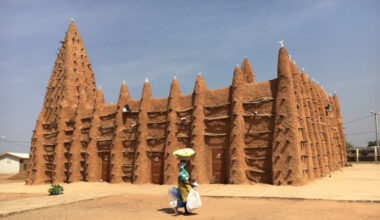 En Côte d’Ivoire, l’architecture en terre d’une modernité radicale ?