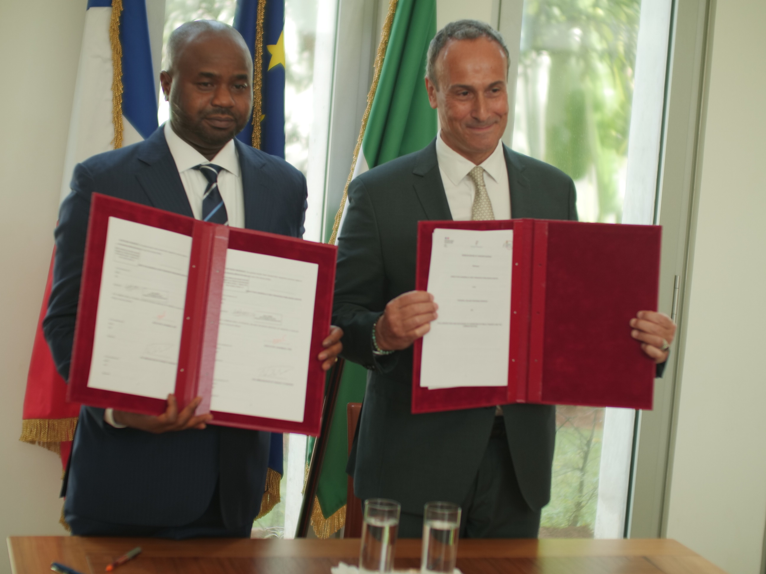 L'ambassadeur de France et le Président du FIRS ont signé le protocole d’accord entre les deux administrations fiscales