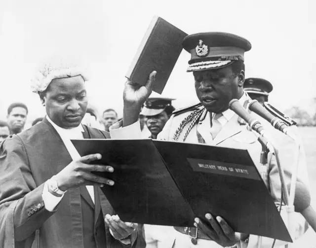 Le major-général Idi Amin, auteur du coup d'État militaire réussi du mois précédent, prête serment sous la supervision du juge en chef Sir Dermont Sheridan (à gauche). (1/6/1971 - Kampala, Ouganda ) 