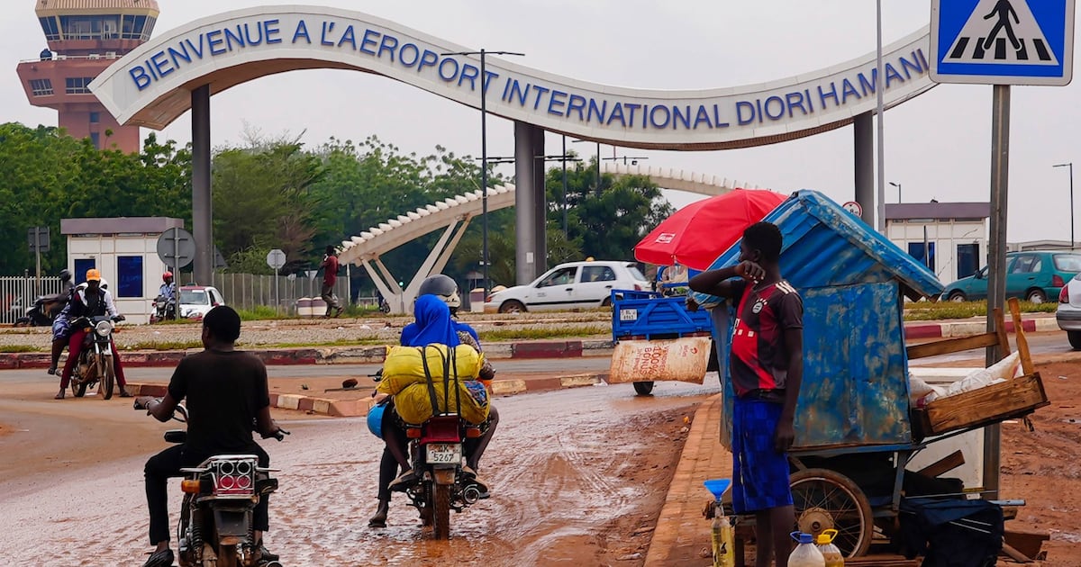 À Niamey, l’attaque de l’aéroport révèle l’ancrage sécuritaire russe et la montée en puissance de l’État islamique au Sahel
