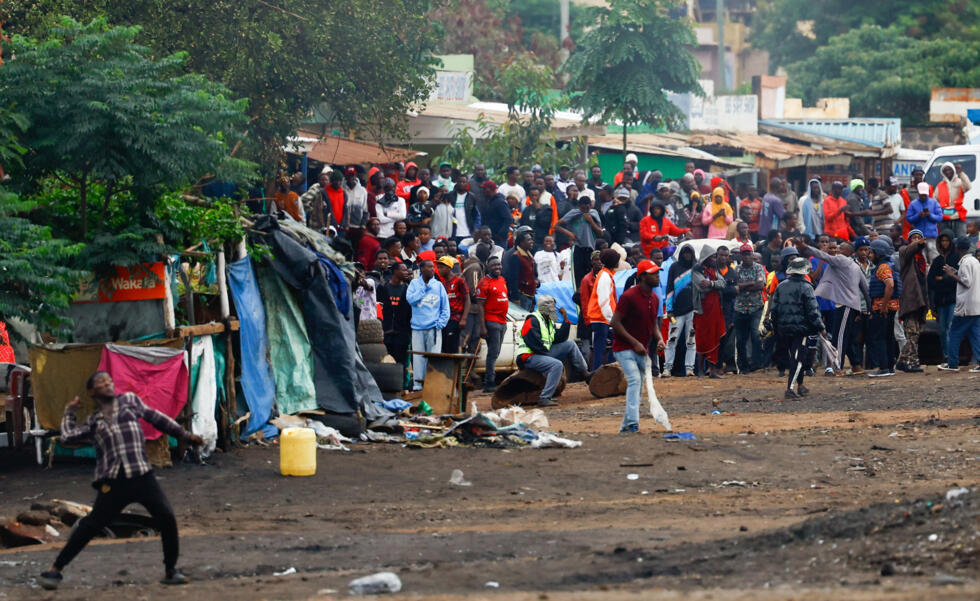 Des manifestants au poste-frontière de Namanga entre le Kenya et la Tanzanie, vus depuis Namanga, au Kenya, le 30 octobre 2025.
