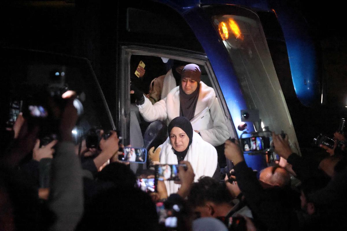 Émus aux larmes, de premiers Palestiniens de Gaza rentrent d’Égypte : « une lueur d’espoir »