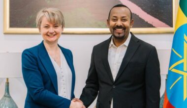 Le Premier ministre éthiopien Abiy Ahmed et la secrétaire d’État britannique aux Affaires étrangères, au Commonwealth et au Développement, Yvette Cooper
