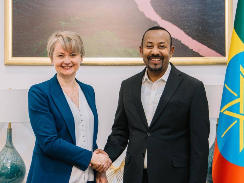 Le Premier ministre éthiopien Abiy Ahmed et la secrétaire d’État britannique aux Affaires étrangères, au Commonwealth et au Développement, Yvette Cooper