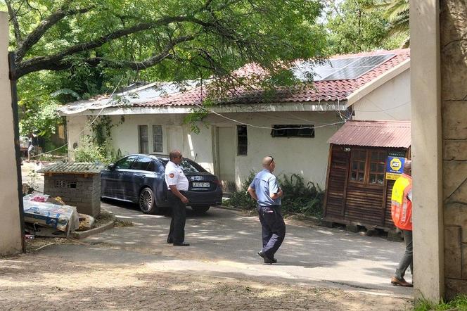 La police intervient dans une maison squattée, au 146 Grosvenor Road, dans le quartier huppé de Bryanston, à Sandton, en banlieue de Johannesburg (Afrique du Sud), le 8 janvier 2026.