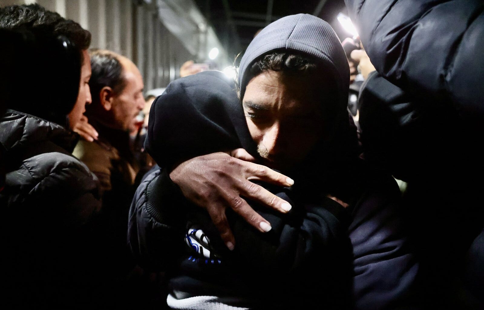 Une dizaine de Palestiniens reviennent dans la bande de Gaza en ruines, après la réouverture très limitée par Israël du poste-frontière de Rafah avec l’Égypte