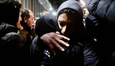 Une dizaine de Palestiniens reviennent dans la bande de Gaza en ruines, après la réouverture très limitée par Israël du poste-frontière de Rafah avec l’Égypte