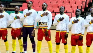 futsal Cameroun – joueurs dépassés face à l’Angola lors d’un match intense