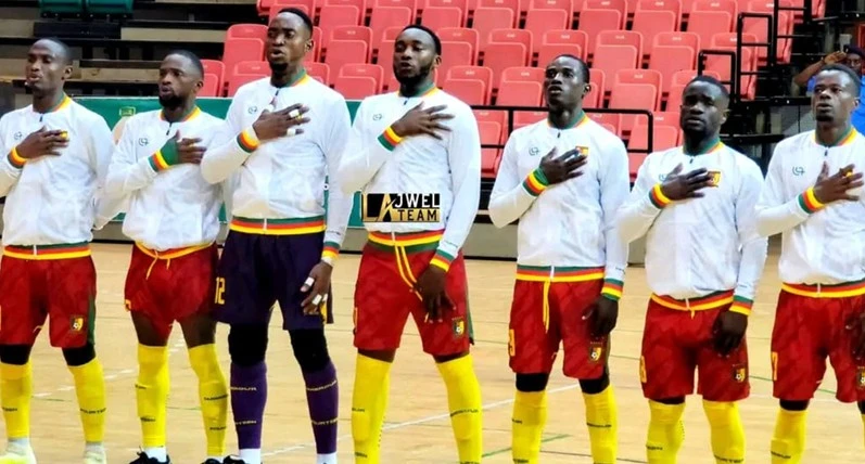 futsal Cameroun – joueurs dépassés face à l’Angola lors d’un match intense