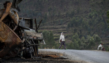 Un homme passe près d'un camion détruit sur une route menant à la ville d'Abi Adi, dans la région du Tigré, au nord de l'Éthiopie, le 11 mai 2021