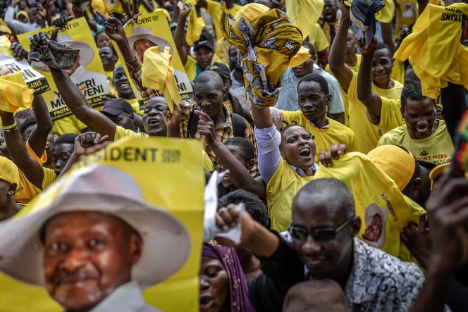 Des partisans du président ougandais sortant, Yoweri Museveni, célèbrent sa victoire lors d’un rassemblement organisé pour l’annonce des résultats définitifs de l’élection présidentielle ougandaise, à Kampala, le 17 janvier 2026.