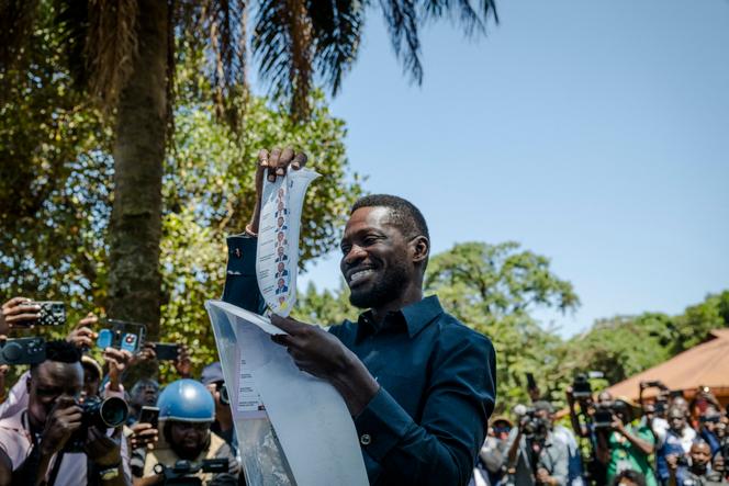 Le leader de l’opposition ougandaise, Robert Kyagulanyi Ssentamu, plus connu sous le nom de Bobi Wine, montre son bulletin de vote avant de le déposer dans l’urne lors des élections générales, à Kampala, le 15 janvier 2026.