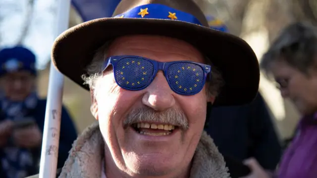 Un homme porte des lunettes avec le drapeau de l'Union européenne.