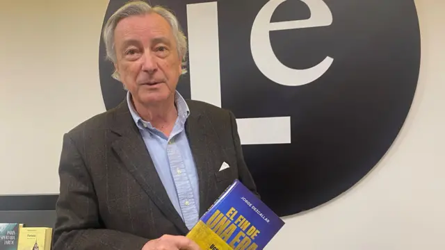 Jorge Dezcallar brandit un exemplaire de son nouveau livre : « The End of an Era » (La fin d'une époque).
Ukraine : la guerre qui accélère tout ».
