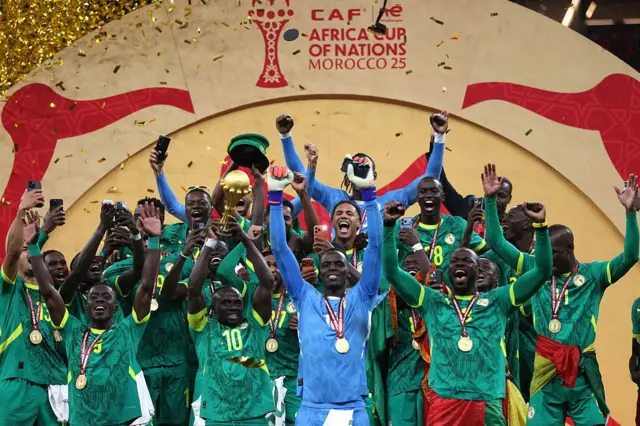 Les joueurs sénégalais brandissent le trophée après leur victoire en finale de la 35e Coupe d'Afrique des Nations (CAN 2025) face au Maroc, au stade Prince Moulay Abdellah de Rabat, le 19 janvier 2026.