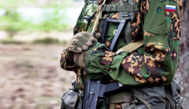 Soldat de l’armée russe en uniforme de camouflage avec une mitrailleuse