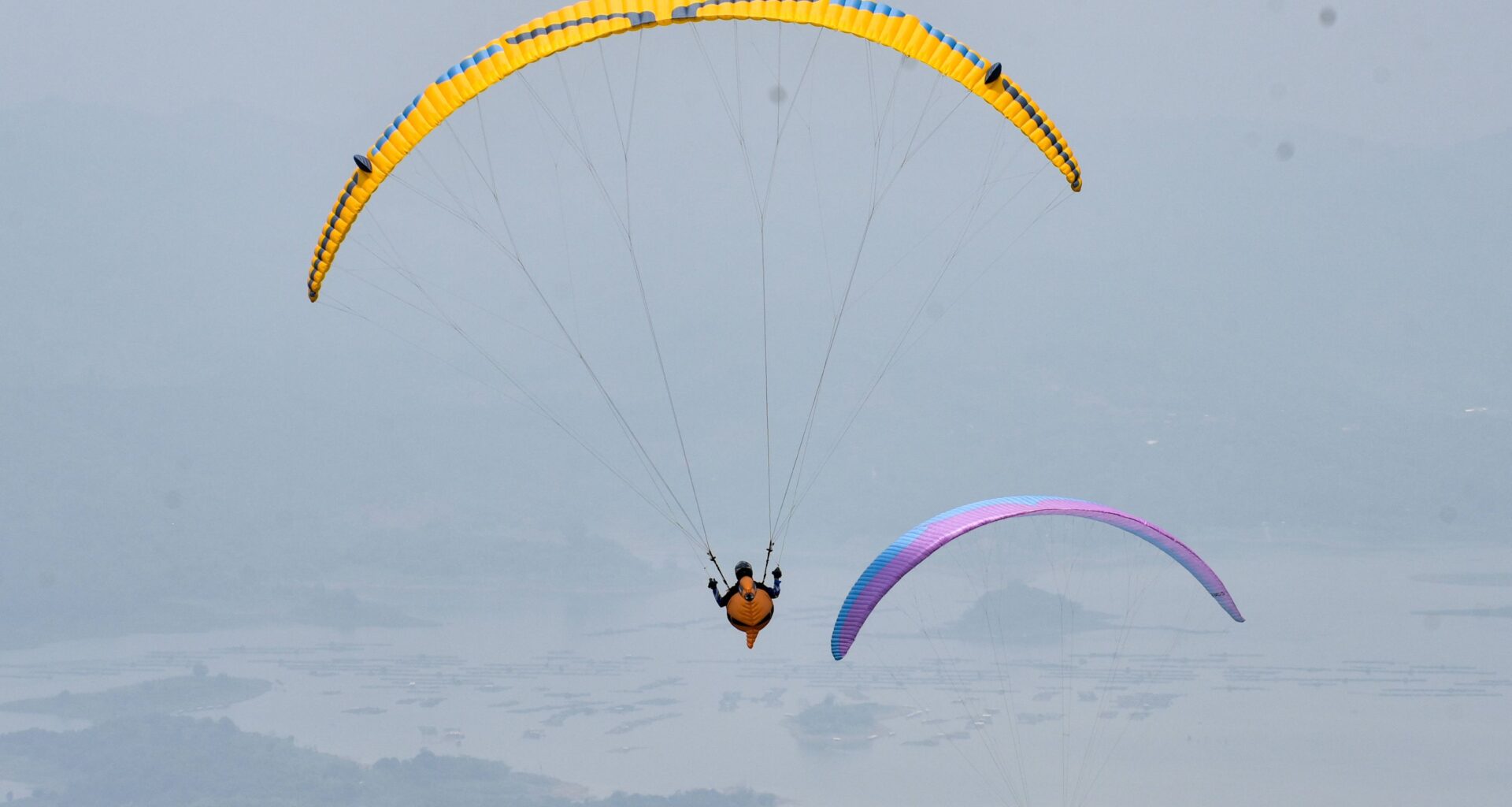 une Française meurt tragiquement en parapente alors qu’elle volait avec son mari
