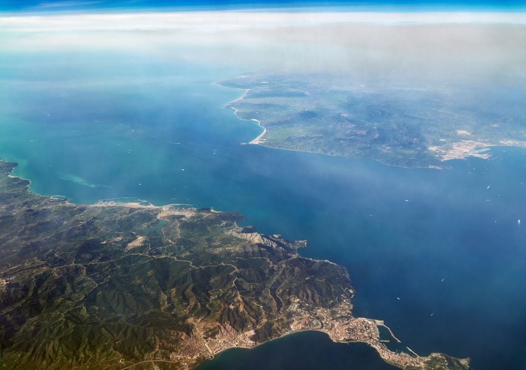 Vue aérienne du détroit de Gibraltar, un passage maritime entre l’Europe et l’Afrique.