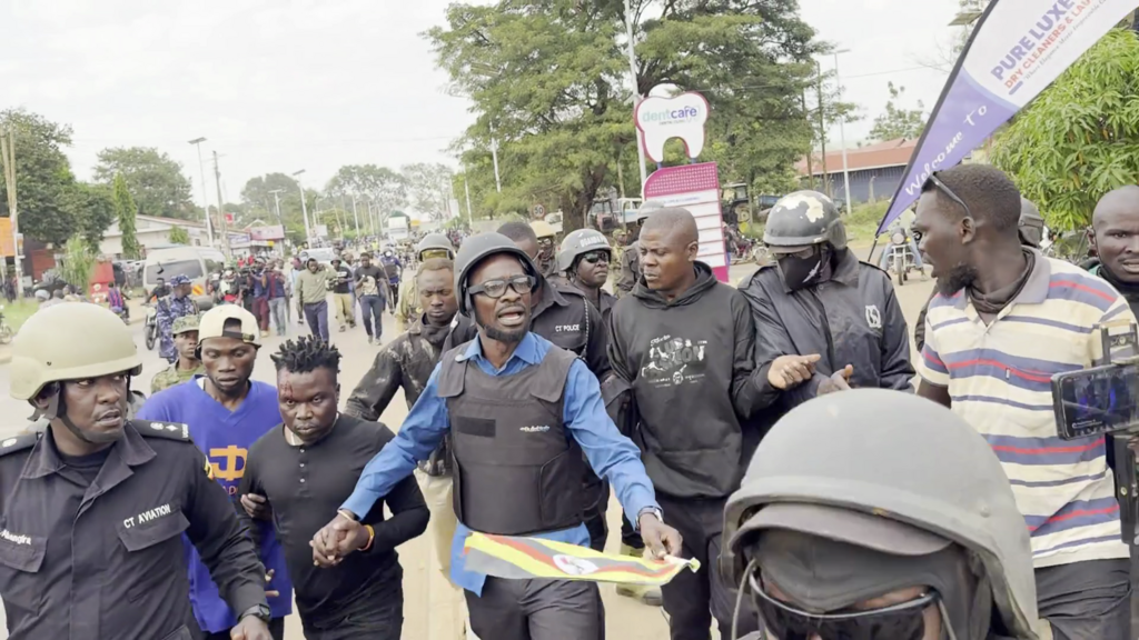 Sur ces images du même incident le 6 décembre, on peut voir qu'un membre de l'équipe de Bobi Wine semble avoir été blessé à la tête.