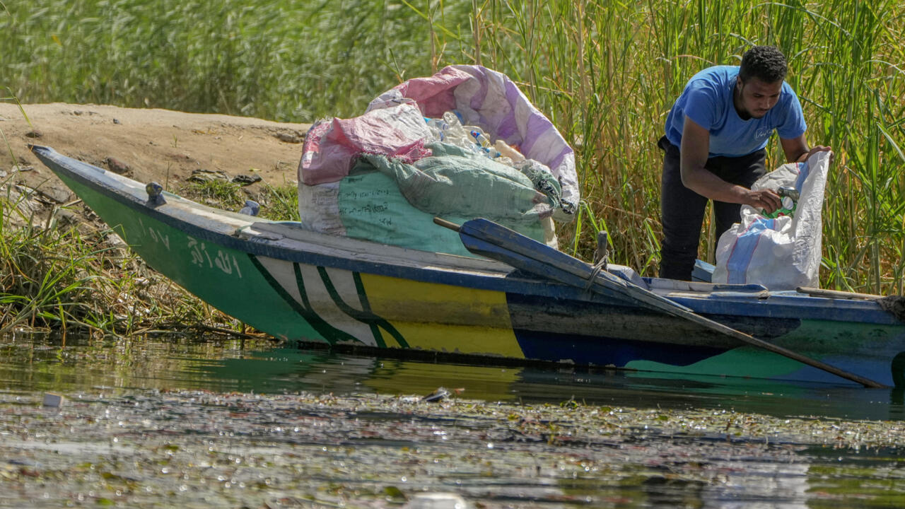 Égypte: sur le Nil, les pêcheurs en première ligne contre la pollution plastique - Reportage international