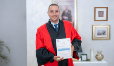 Yassine Hasnaoui, voix de MFM Radio, décroche un doctorat avec une thèse sur la gestion des crises sanitaires