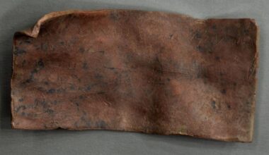 Sous une place, des archéologues néerlandais découvrent cette tablette de plomb vieille de 1900 ans et qui cache une malédiction venue d'Égypte