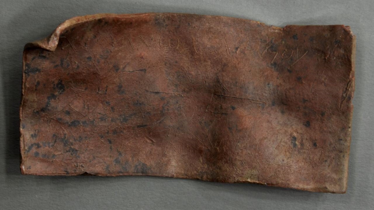 Sous une place, des archéologues néerlandais découvrent cette tablette de plomb vieille de 1900 ans et qui cache une malédiction venue d'Égypte