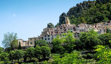 Adieu le Portugal et le Maroc : les retraités en quête de fraîcheur préfèrent ce village des Alpes perché au-dessus de la mer