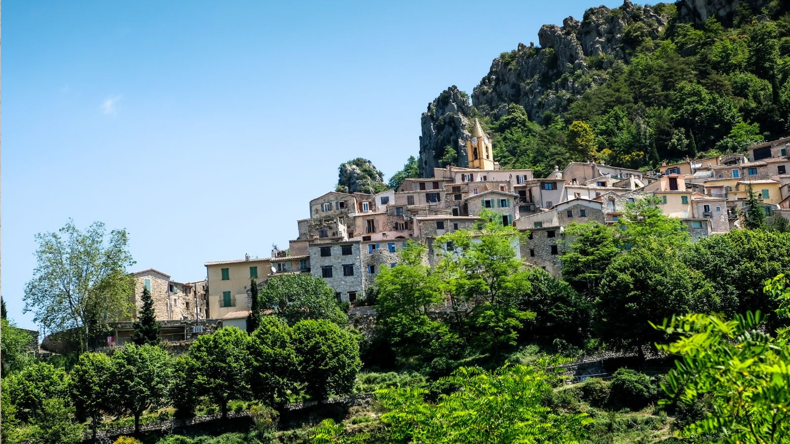 Adieu le Portugal et le Maroc : les retraités en quête de fraîcheur préfèrent ce village des Alpes perché au-dessus de la mer