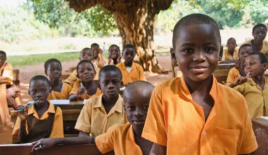 Des enfants prennent leurs repas dans une école du Ghana, dans le cadre du programme d'alimentation scolaire.