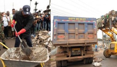 Ghana : Opération de nettoyage national après les inondations, Président, ministres, soldats et civils au travail