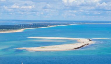 "Les Maldives de l’Europe" :
située à moins de 3h d’avion de Paris, cette plage de sable fin n’a
absolument rien à envier aux belles d’Asie