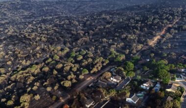 Habitations dévastées par un incendie de forêt en Espagne en juillet 2026.