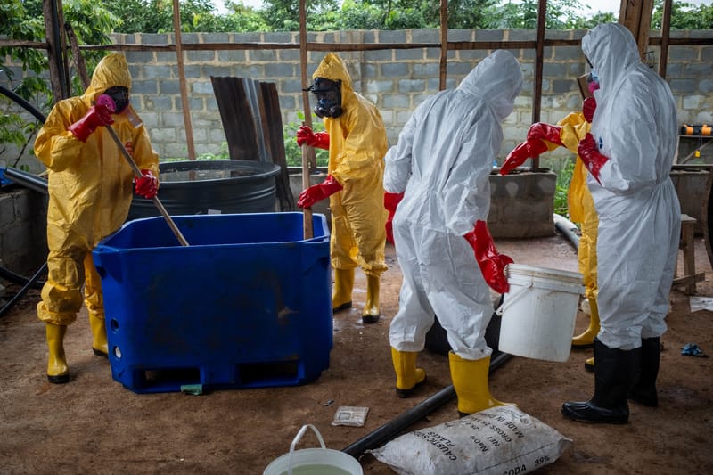 Des membres de l'Agence nationale nigériane de lutte contre les stupéfiants (NDLEA) procèdent à une neutralisation chimique lors d'une opération visant à démanteler un laboratoire clandestin de méthamphétamine abandonné à Iroto, dans l'Etat d'Ogun, le...